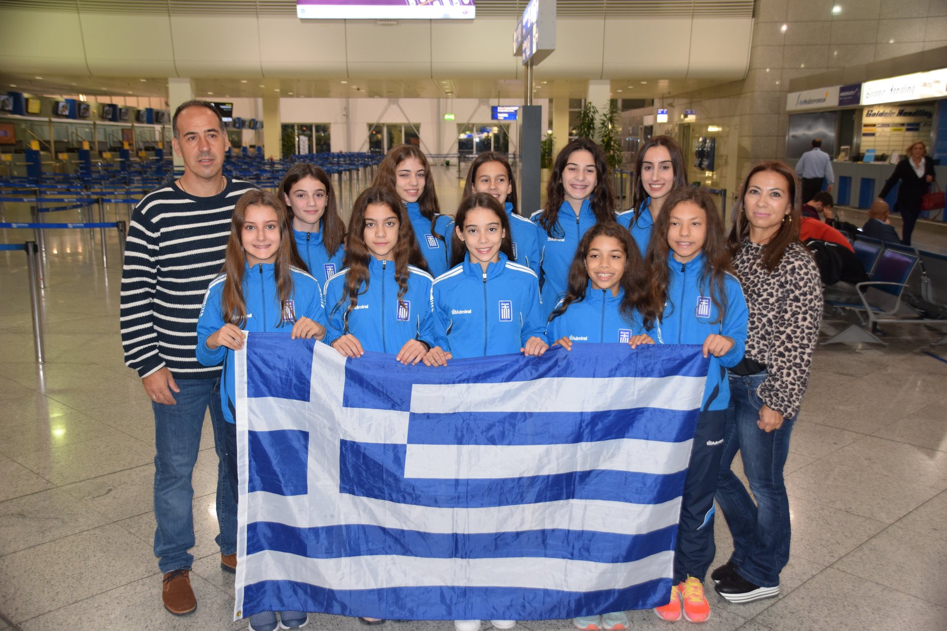 Αθλήτριες αεροβικής γυμναστικής με την ελληνική σημαία σε αγωνιστική αποστολή.