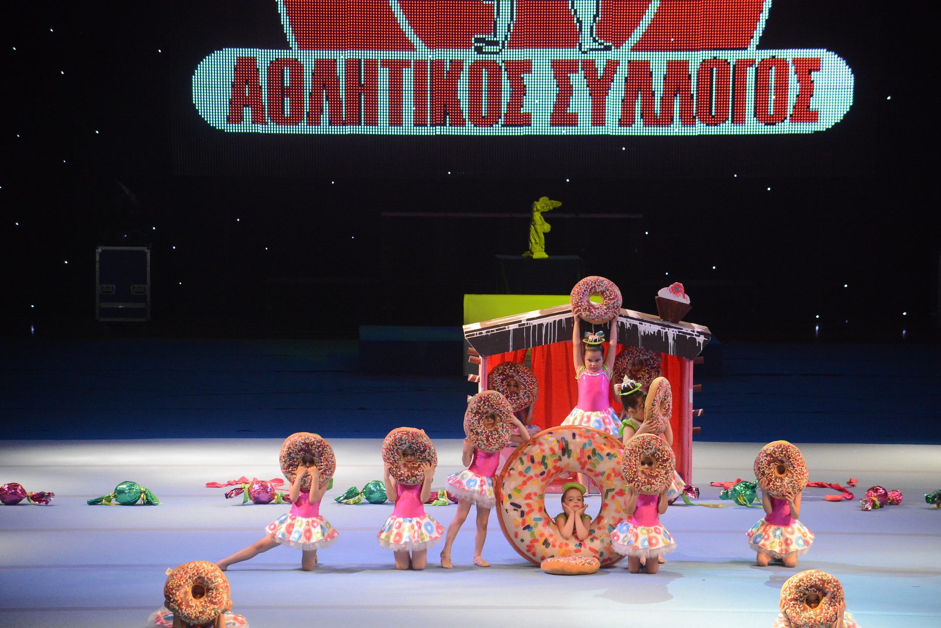 Παράσταση Baby Dance με θεατρικά στοιχεία και σκηνικά αντικείμενα