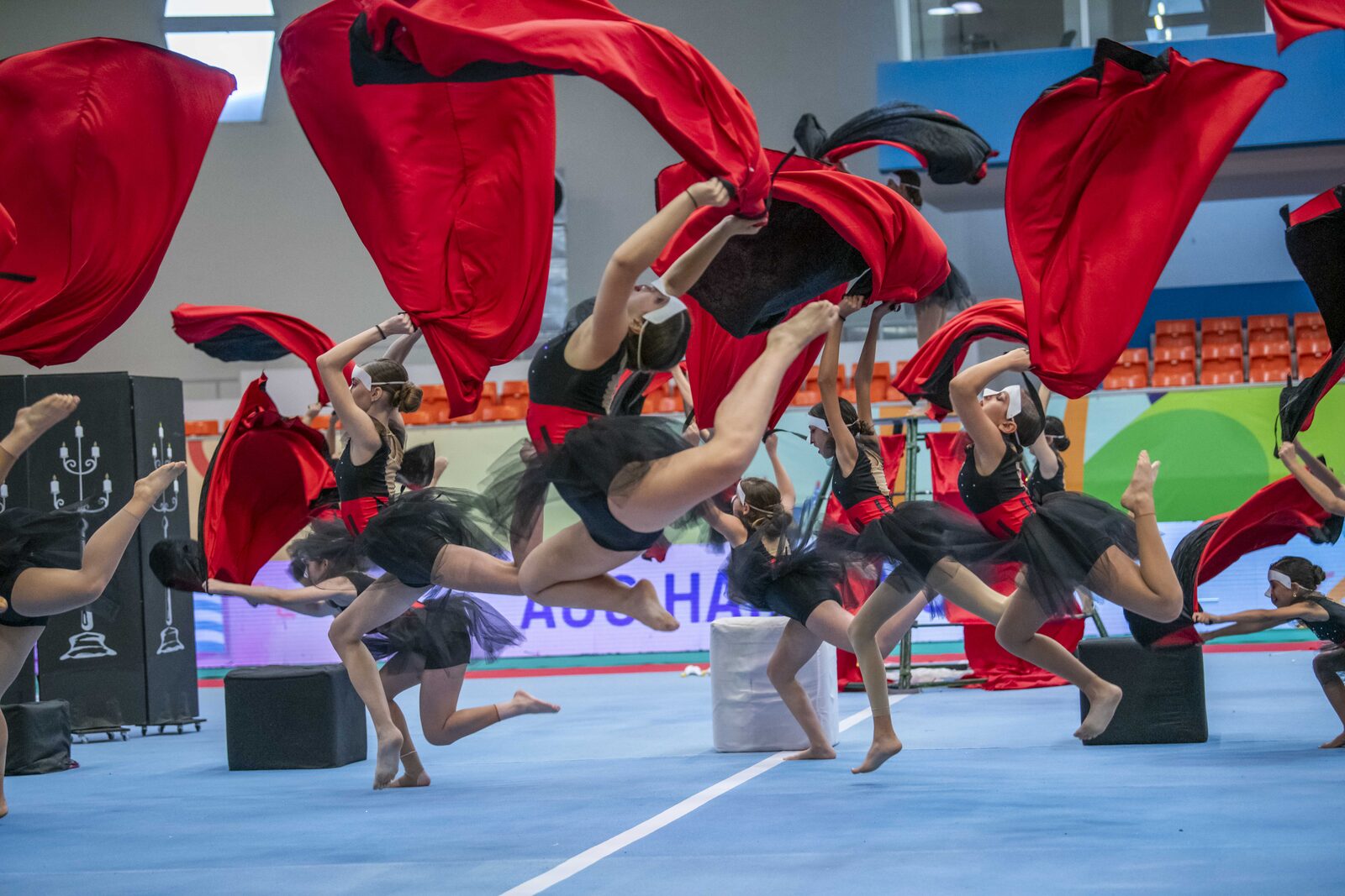 Δυναμική ομαδική κίνηση Gymnastics for All με πανιά και συγχρονισμό