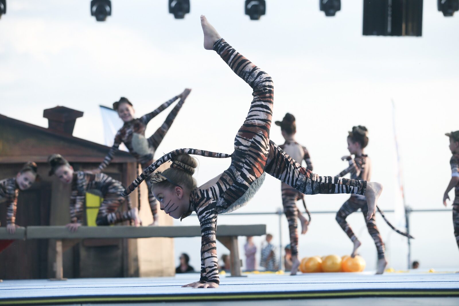Αθλήτριες Gymnastics for All σε άσκηση ισορροπίας και σύνθεσης σε ομαδική παρουσίαση