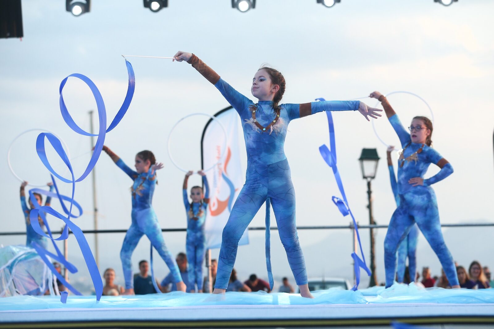 Ομαδική παρουσίαση Gymnastics for All με κορδέλες και καλλιτεχνική κίνηση