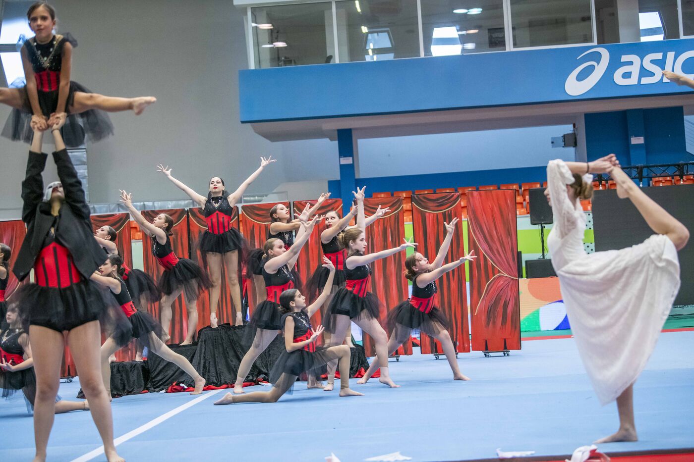 Πολυμελής παρουσίαση Gymnastics for All με θεατρικά στοιχεία και εναλλαγές σχηματισμών