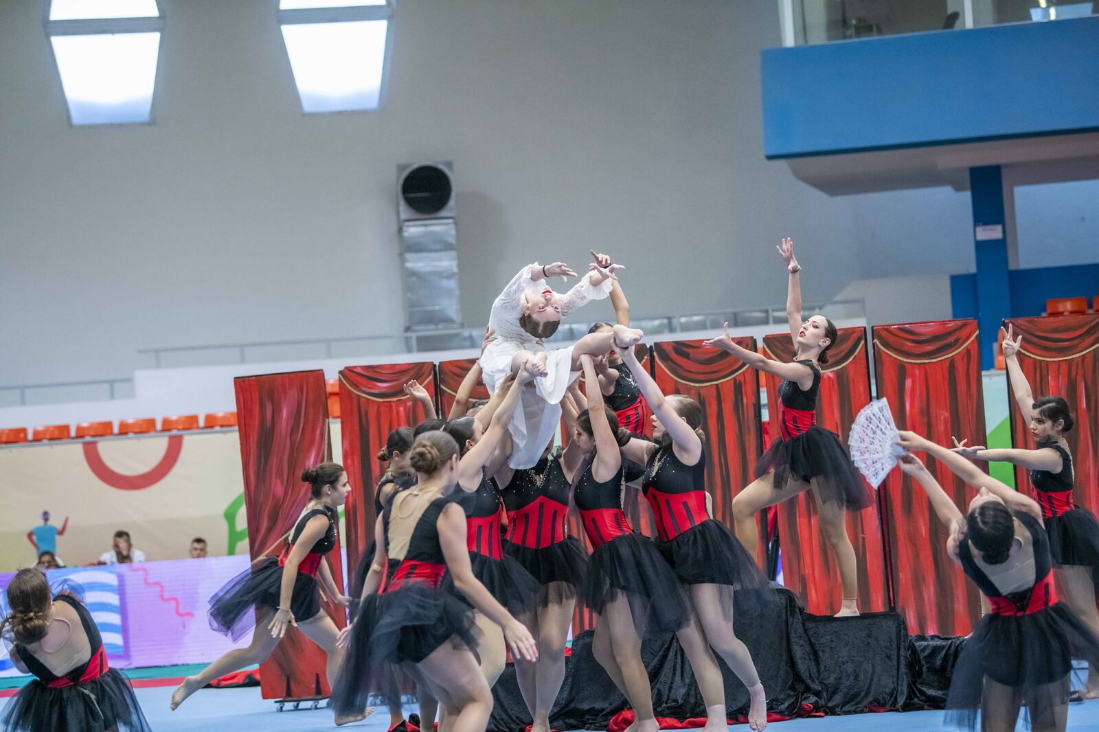 Σύνθετη ομαδική χορογραφία Gymnastics for All με ροή κίνησης και συνδυασμούς