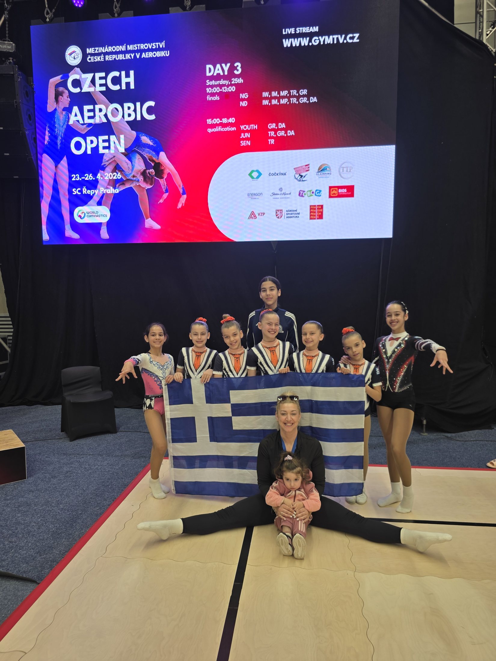 Η ομάδα του ΑΟΓ Χαϊδαρίου με την ελληνική σημαία μπροστά στην οθόνη αποτελεσμάτων