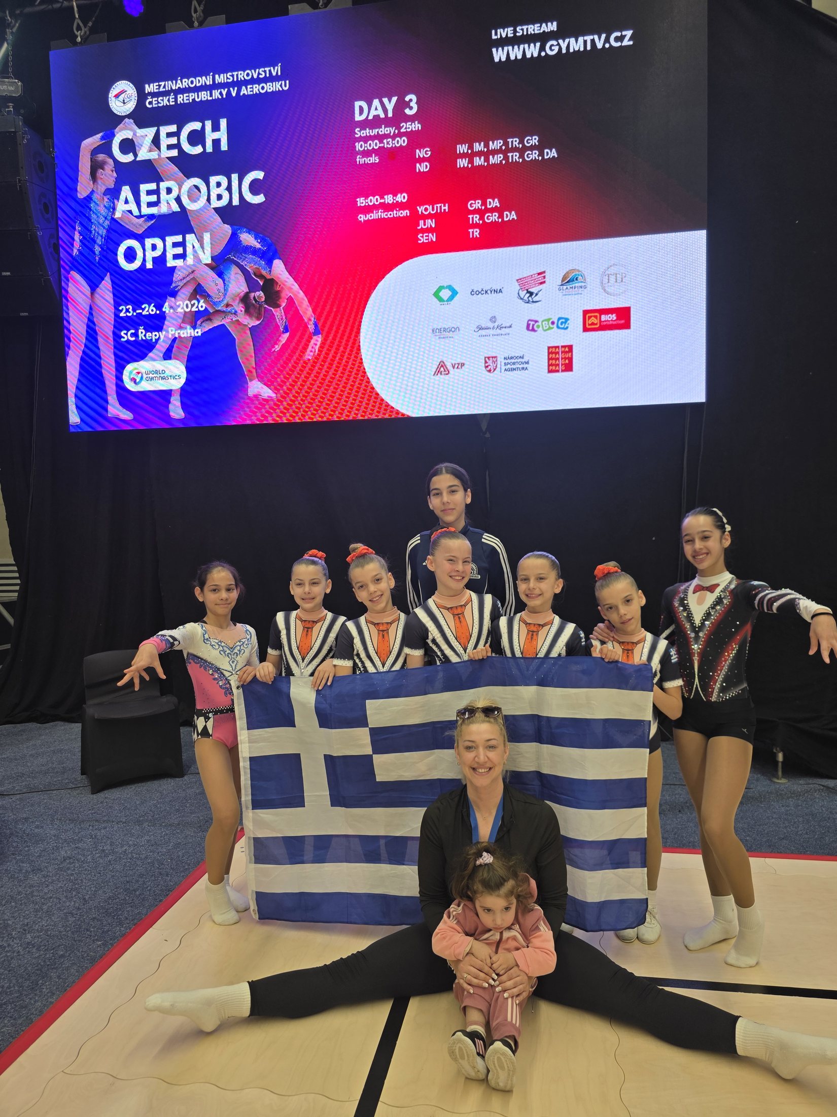 Αθλητές αεροβικής γυμναστικής του ΑΟΓ Χαϊδαρίου μπροστά στην οθόνη της διοργάνωσης