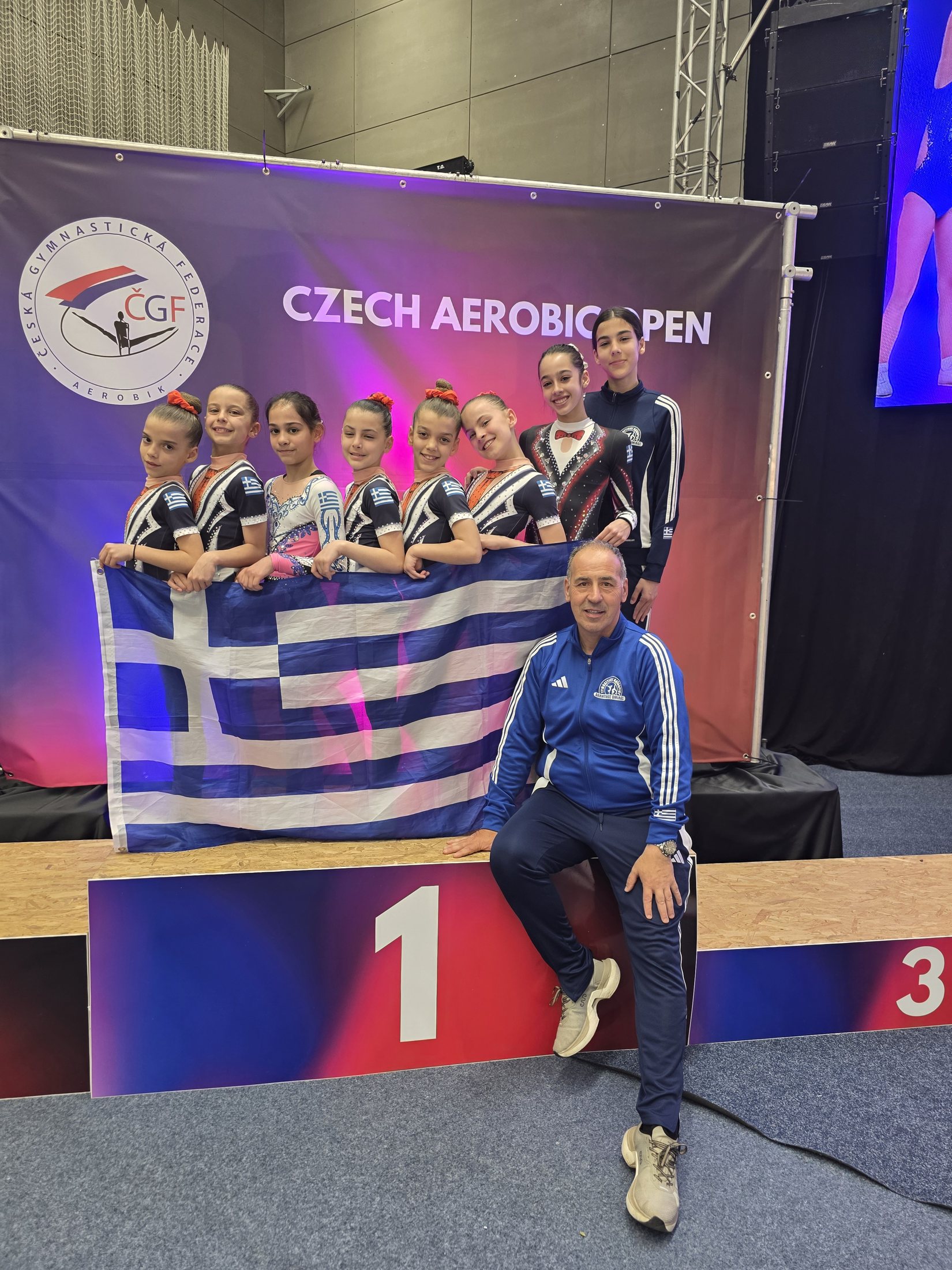 Στιγμιότυπο απονομής με αθλήτρια του ΑΟΓ Χαϊδαρίου στο Czech Aerobic Open
