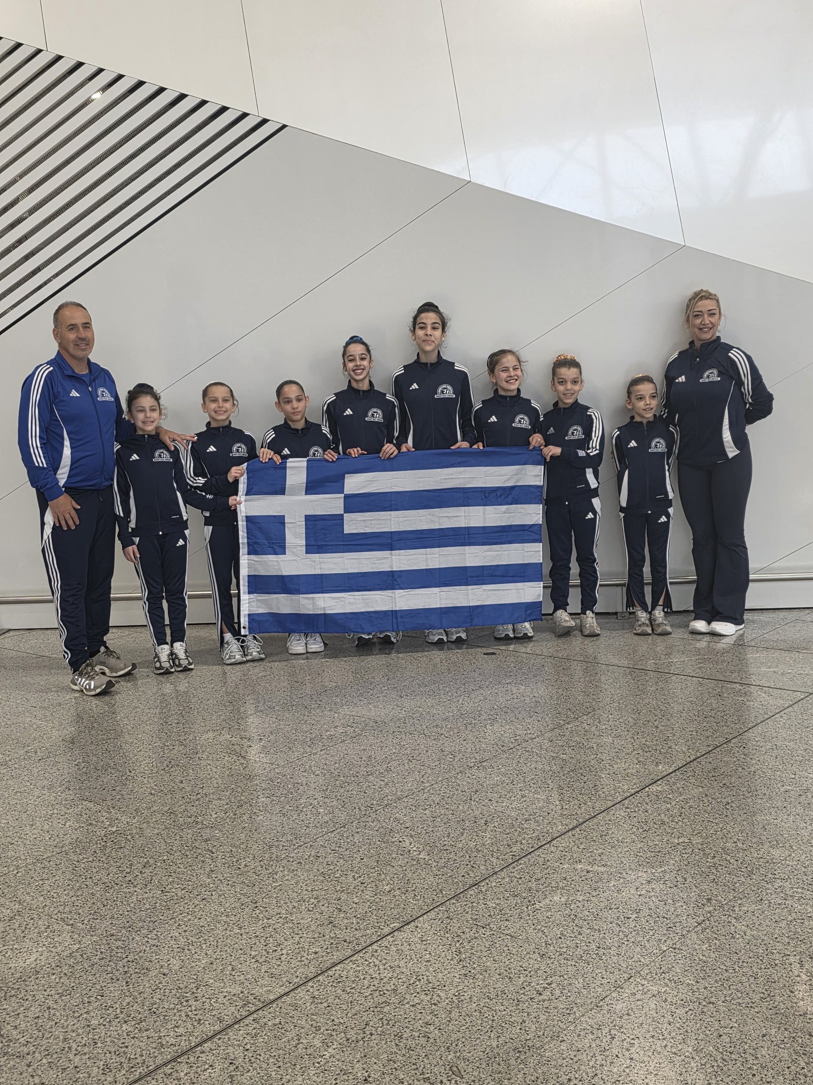 Αθλητές και προπονητές του ΑΟΓ Χαϊδαρίου με την ελληνική σημαία στο Czech Aerobic Open Prague 2026