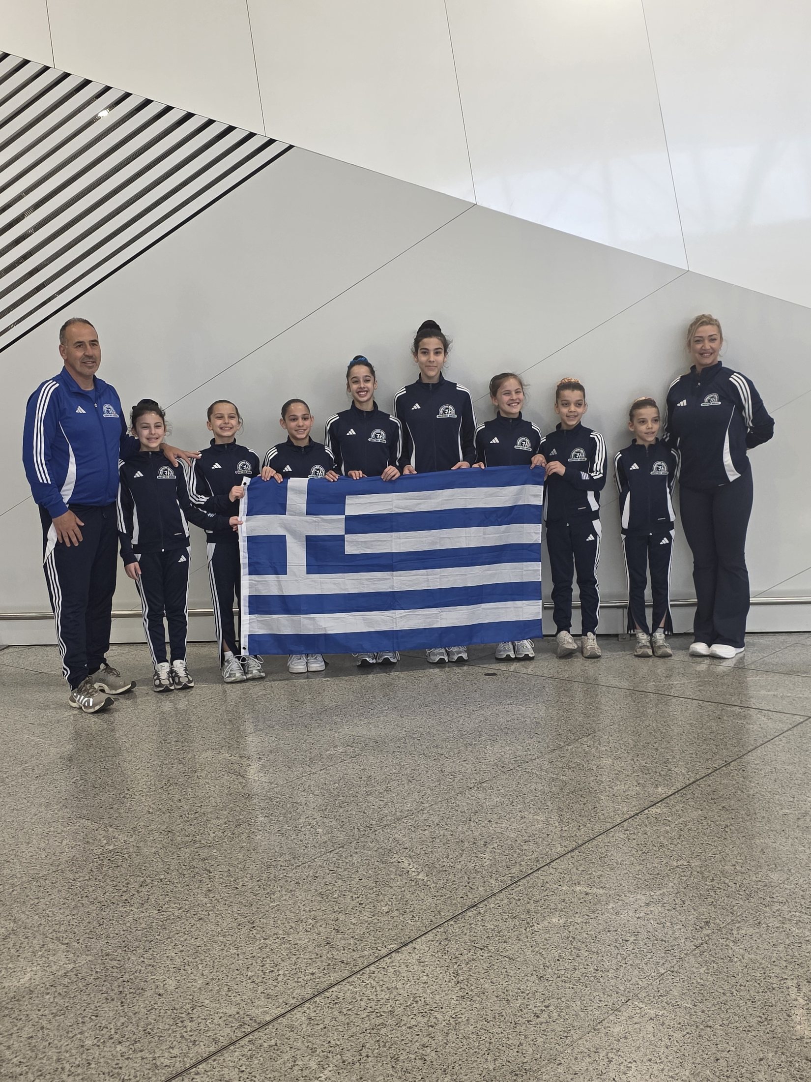Η αποστολή του ΑΟΓ Χαϊδαρίου με την ελληνική σημαία στη διοργάνωση Czech Aerobic Open Prague 2026