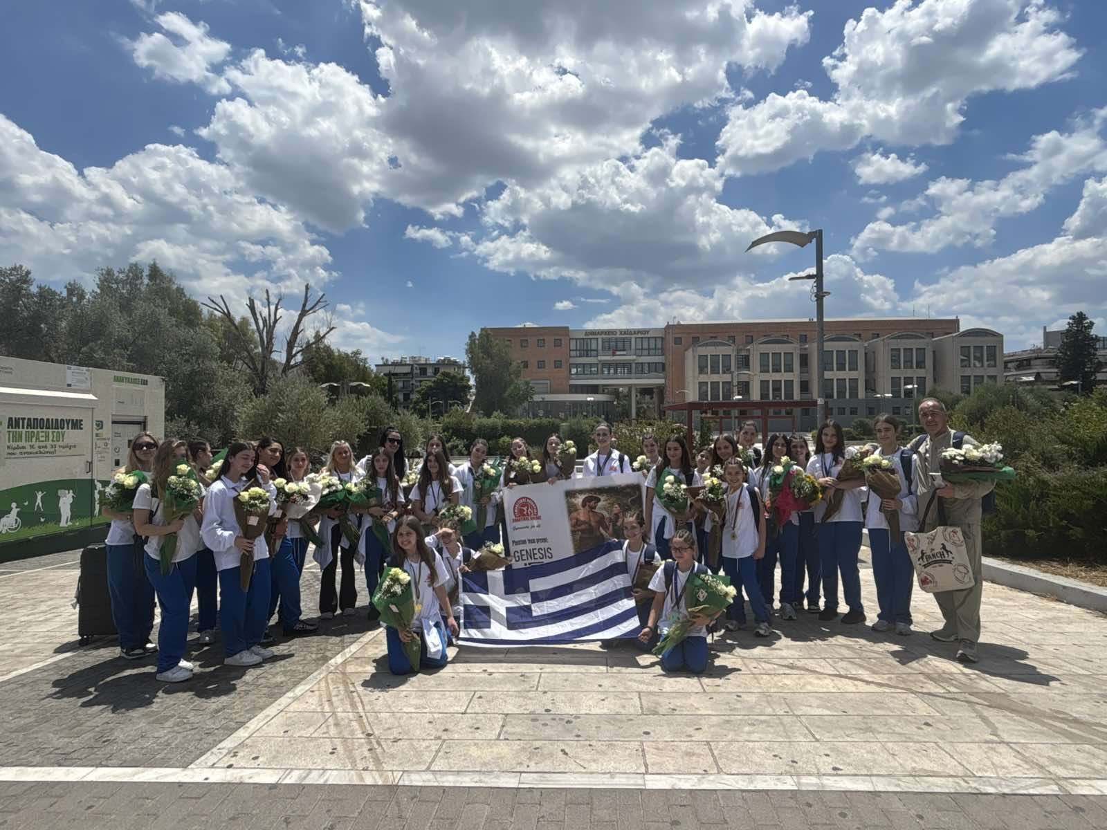 Αθλητές, προπονητές και συνοδοί του ΑΟΓ Χαϊδαρίου σε ομαδική φωτογραφία στη Σόφια