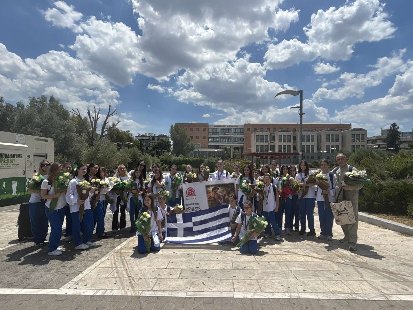 Η αποστολή του ΑΟΓ Χαϊδαρίου με ελληνική σημαία σε εξωτερικό χώρο στη Σόφια 2026