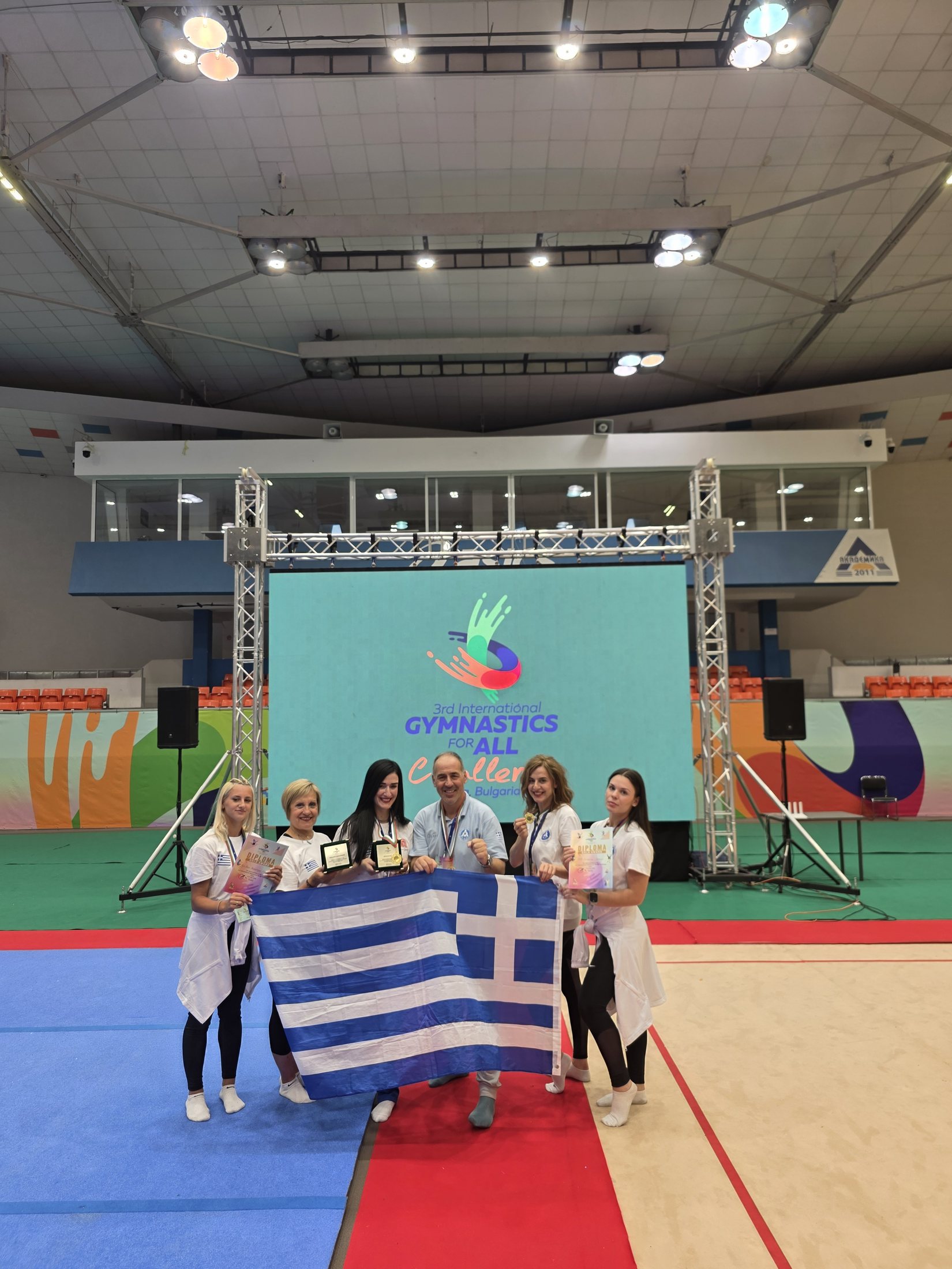 Μέλη της αποστολής του ΑΟΓ Χαϊδαρίου με την ελληνική σημαία στον αγωνιστικό χώρο της Σόφιας