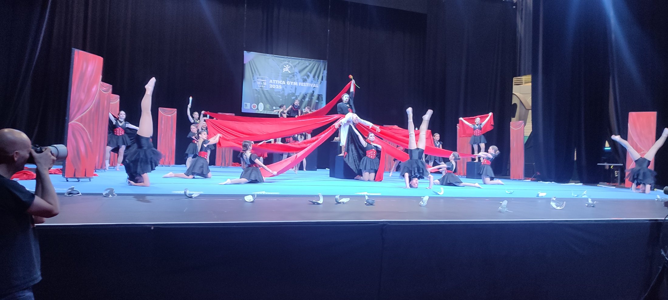 Ομαδική σκηνική παρουσίαση Gymnastics for All του ΑΟΓ Χαϊδαρίου με κόκκινα πανιά