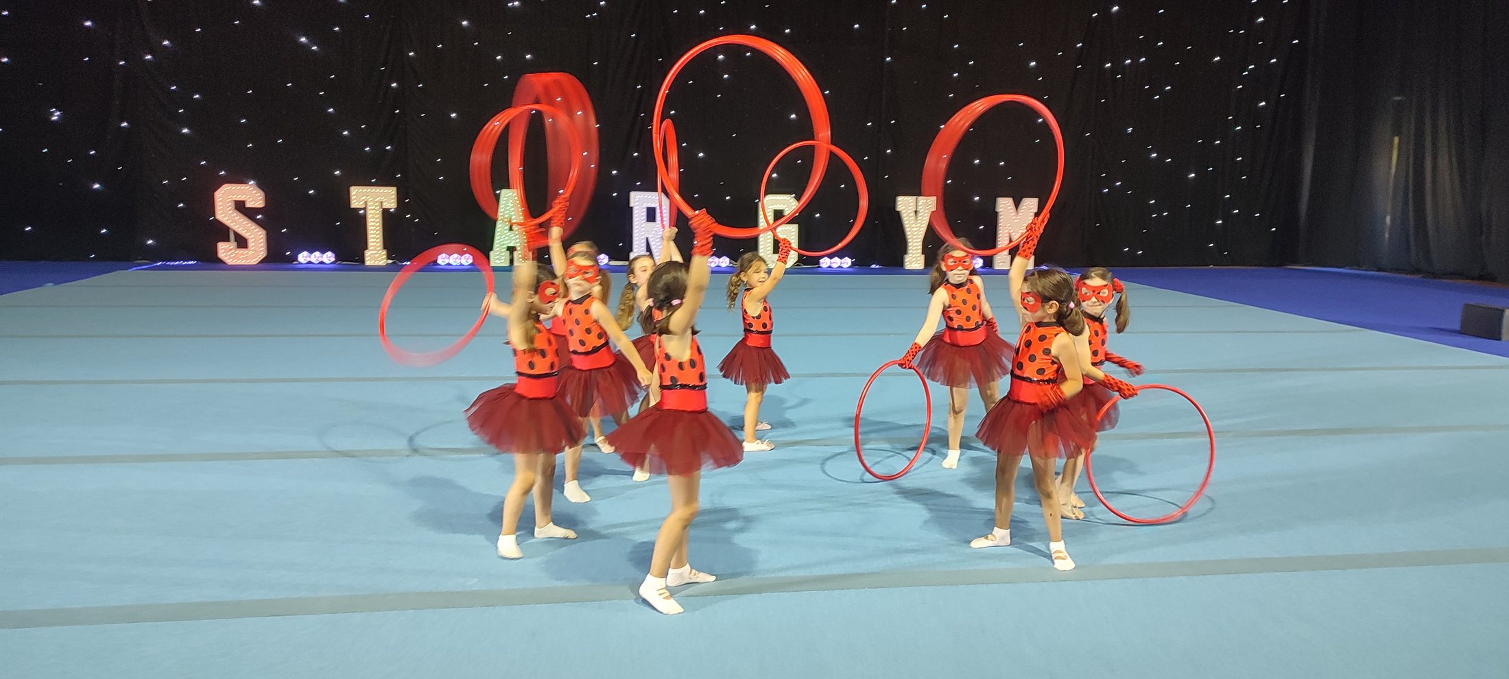 Ομαδική χορογραφία Gymnastics for All του ΑΟΓ Χαϊδαρίου με κορδέλες και δυναμική κίνηση