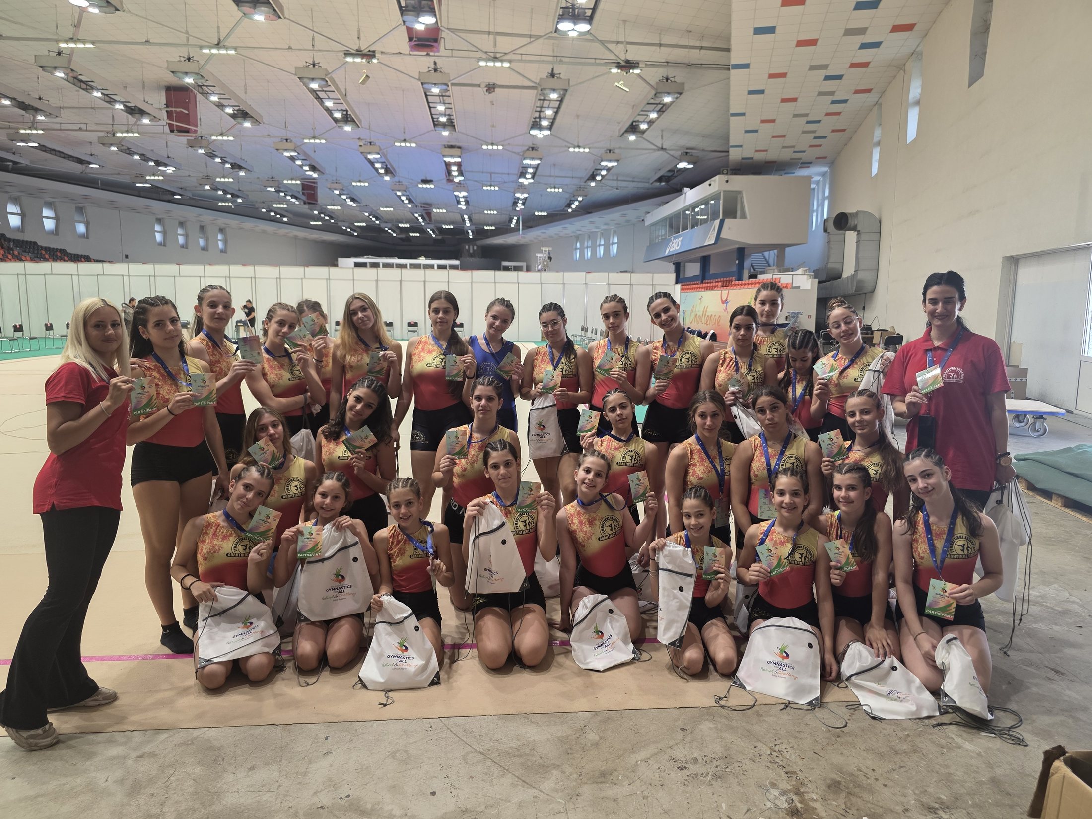 Ομαδική φωτογραφία αθλητών και προπονητών Gymnastics for All του ΑΟΓ Χαϊδαρίου στη Σόφια
