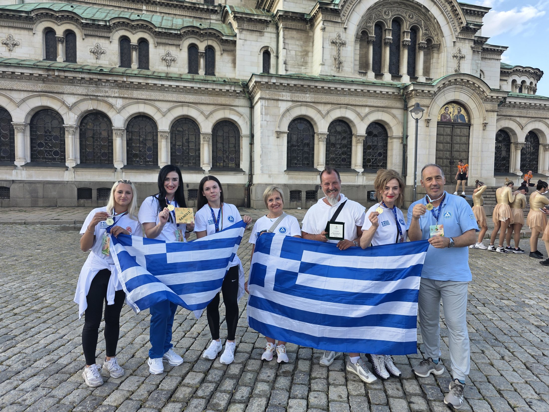 Μέλη της αποστολής Gymnastics for All του ΑΟΓ Χαϊδαρίου με ελληνικές σημαίες στη Σόφια