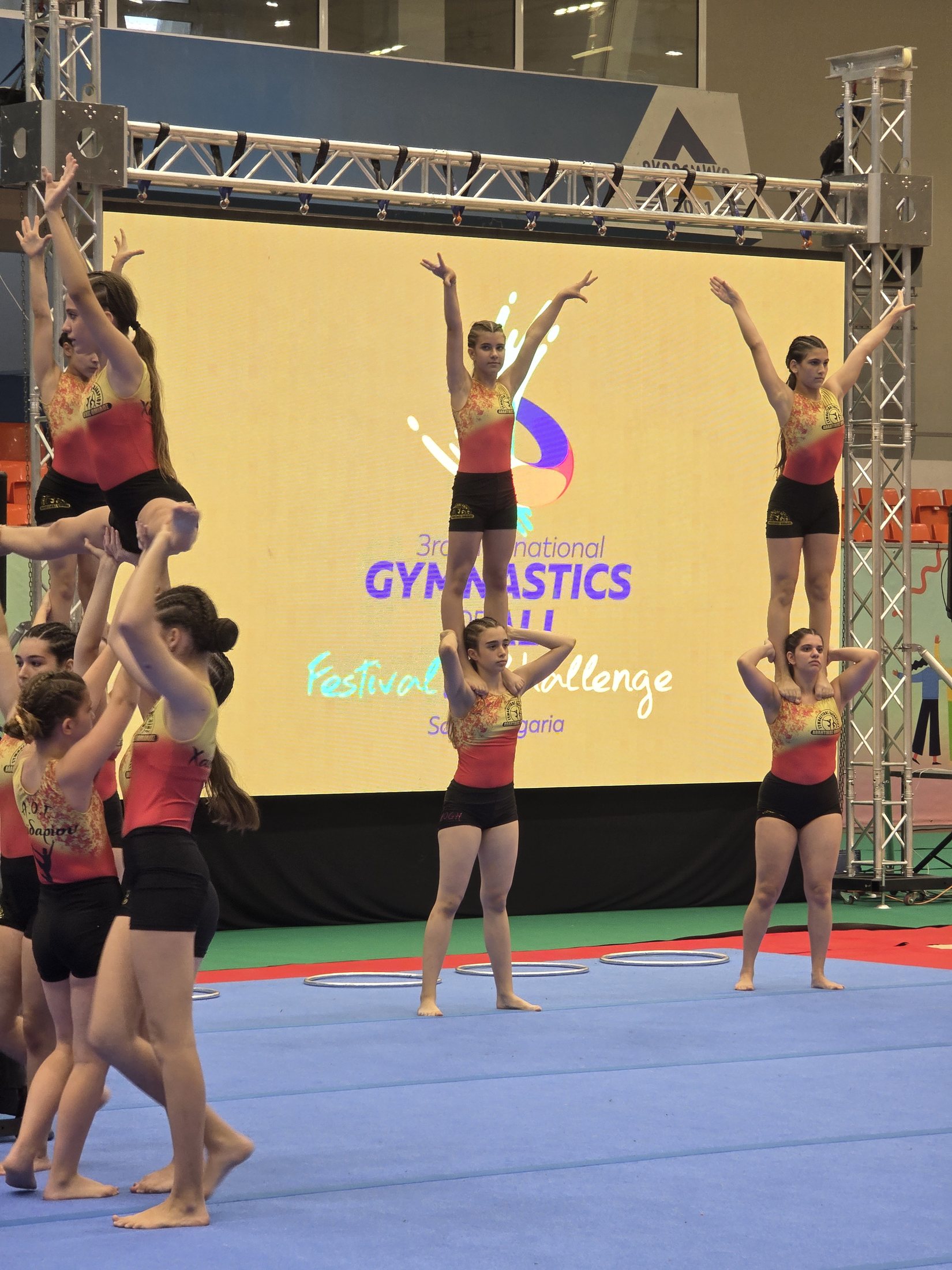 Αγωνιστικό στιγμιότυπο Gymnastics for All του ΑΟΓ Χαϊδαρίου με ανύψωση και συγχρονισμό