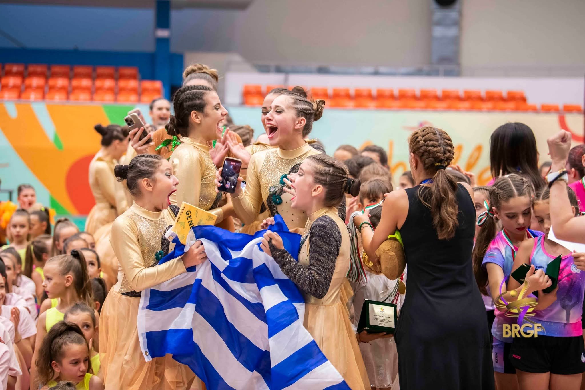 Αθλήτριες Gymnastics for All του ΑΟΓ Χαϊδαρίου πανηγυρίζουν με την ελληνική σημαία μετά τη διάκριση στη Σόφια