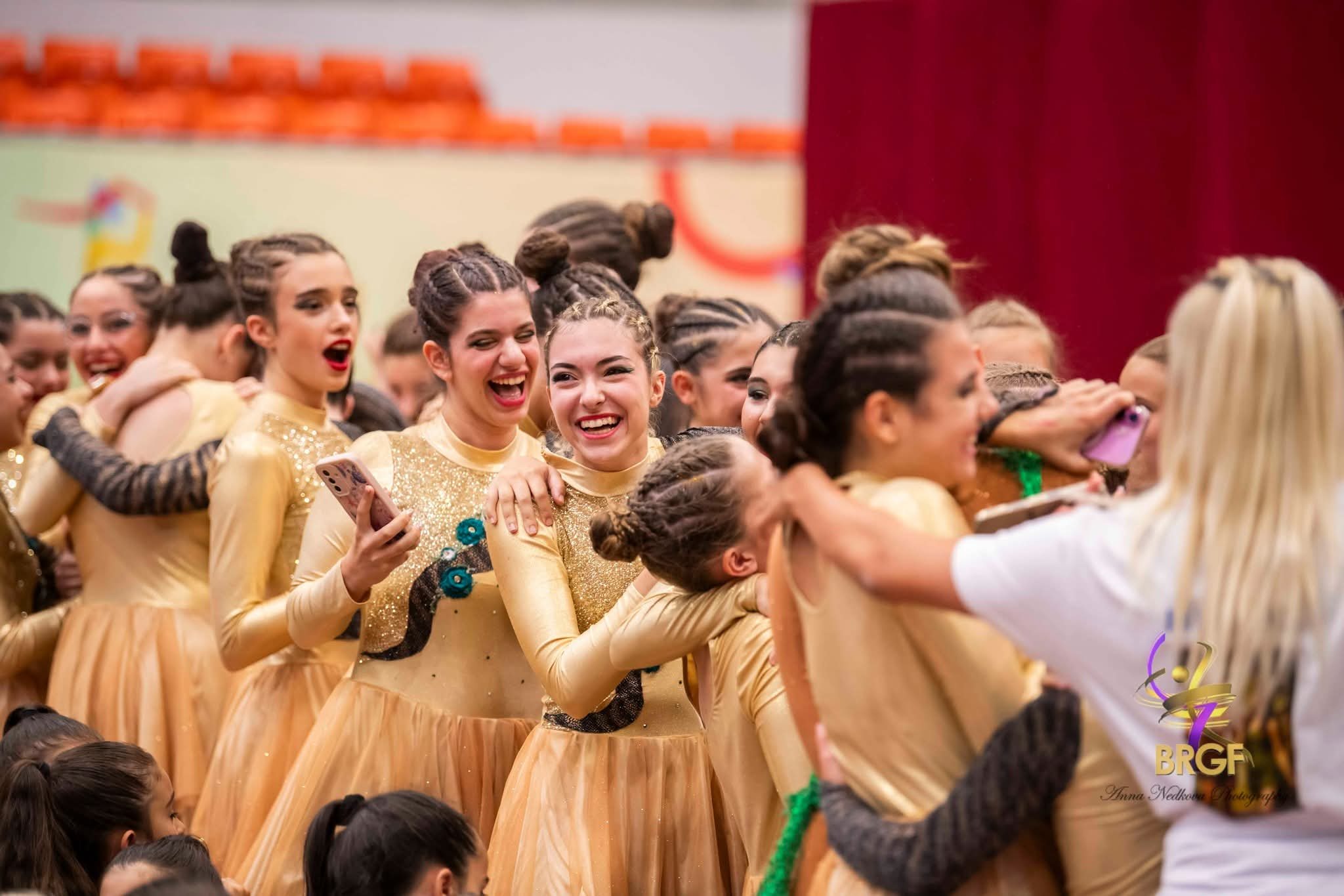 Η ομάδα Gymnastics for All του ΑΟΓ Χαϊδαρίου πανηγυρίζει μετά την αγωνιστική της εμφάνιση
