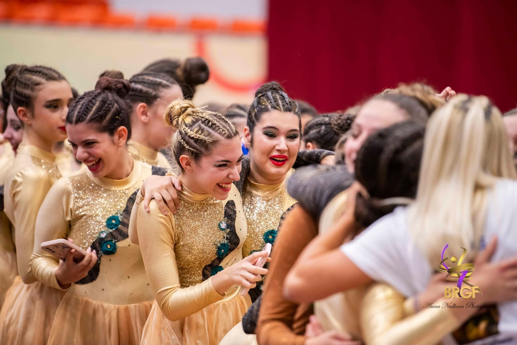 Αθλήτριες Gymnastics for All του ΑΟΓ Χαϊδαρίου χαμογελούν μετά τη διάκριση στη Σόφια