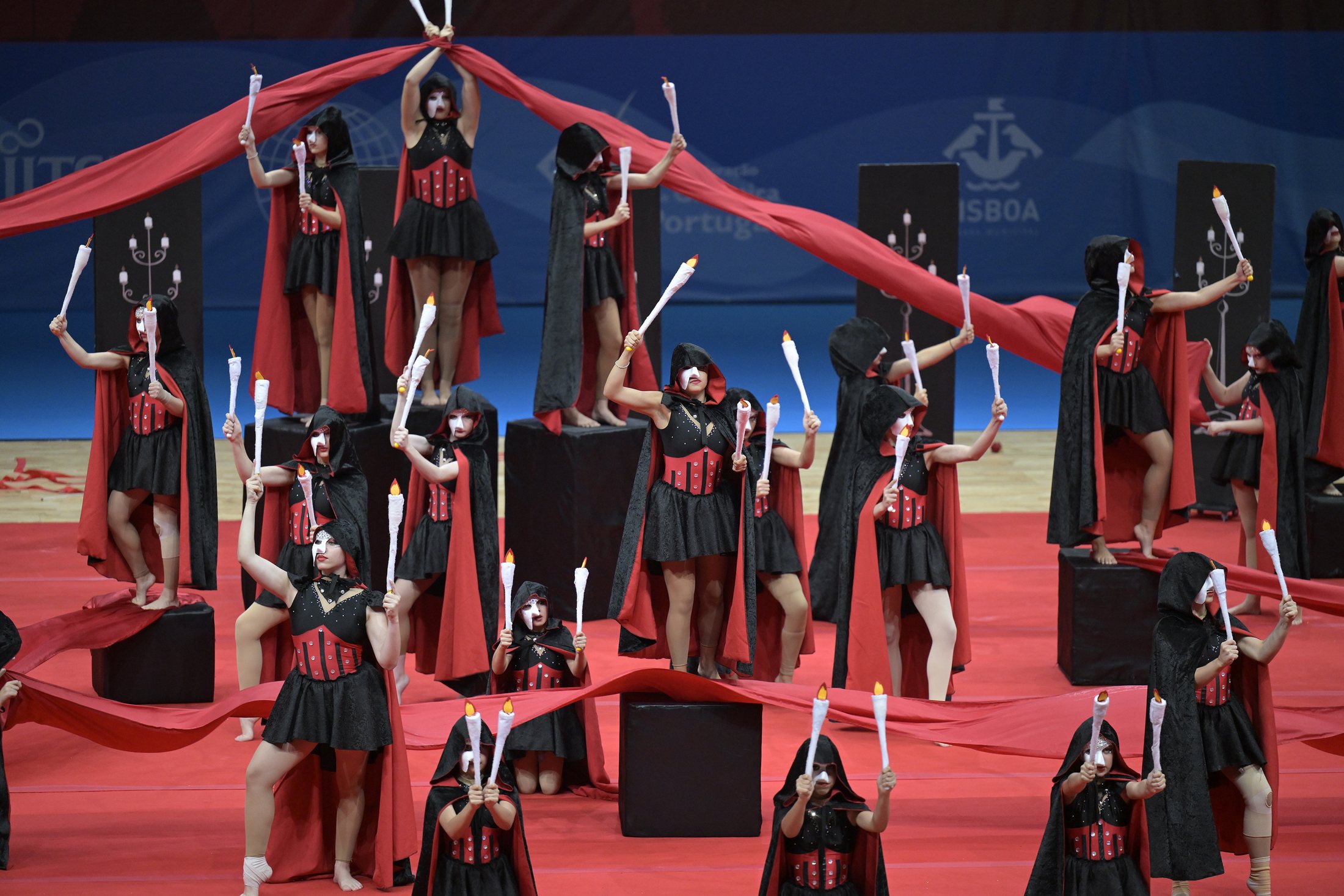 Θεματική παράσταση Gymnastics for All του ΑΟΓ Χαϊδαρίου στο World Gym for Life Challenge με κόκκινα και μαύρα κοστούμια