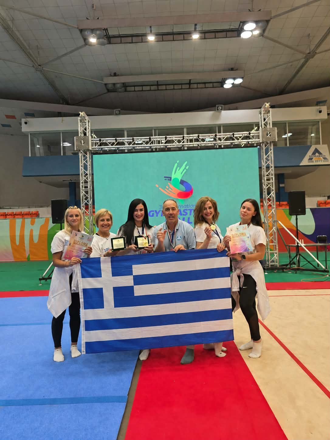 Μέλη της ομάδας Gymnastics for All του ΑΟΓ Χαϊδαρίου με την ελληνική σημαία μετά τη διάκριση στη Σόφια