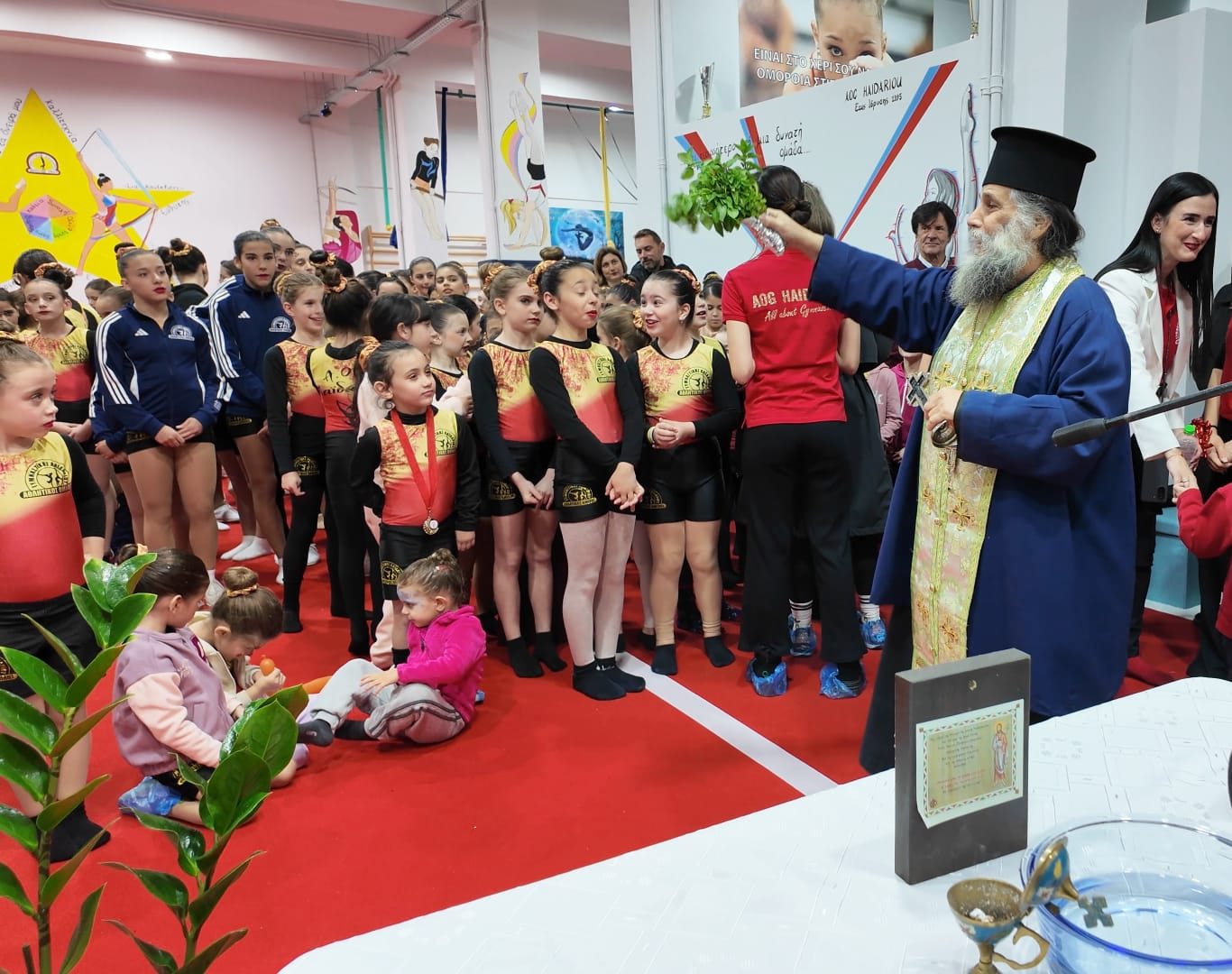 Νεαρές αθλήτριες του ΑΟΓ Χαϊδαρίου κατά τη διάρκεια των εγκαινίων του προπονητηρίου